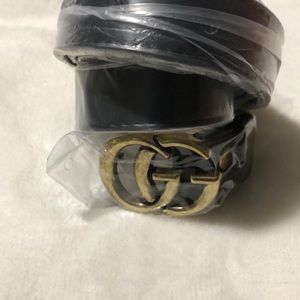 GG women’s letter leather belt.